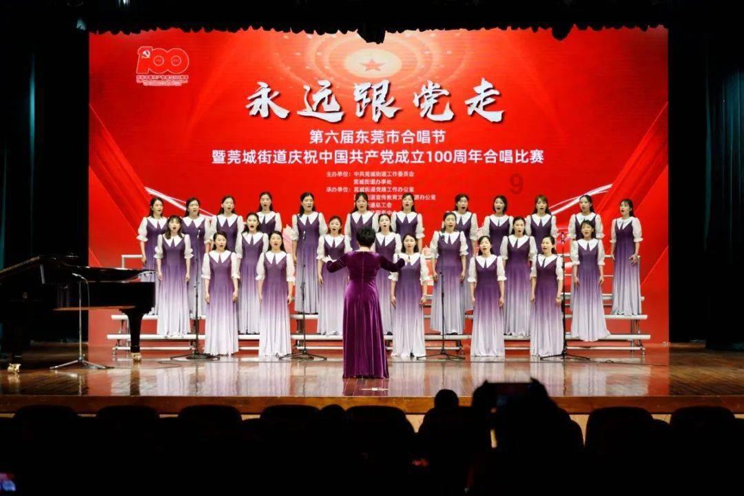 梅根优雅穿黑色吊带裙,与哈里亲昵出席电影首映式,牵手超恩爱
