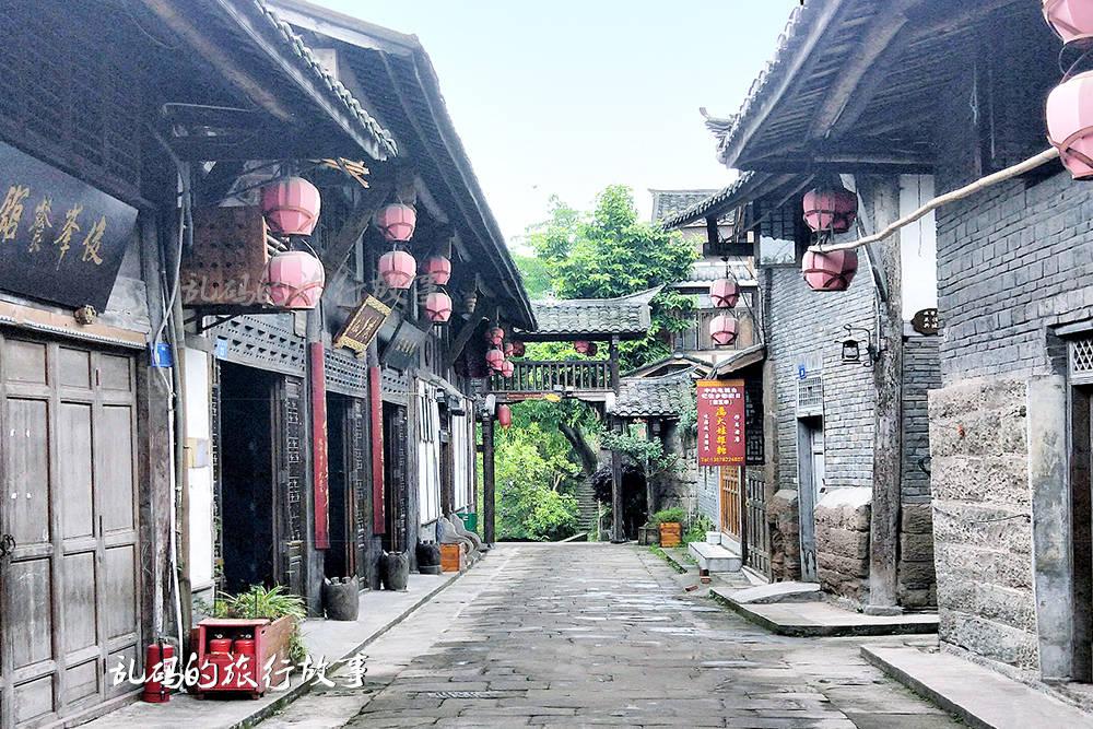 2017年，水泥妹卖惨走红，骗局被揭穿后，老公跟她离婚，现状讽刺。